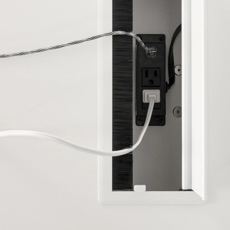 Bureau d'ordinateur avec multiprise et tiroirs
