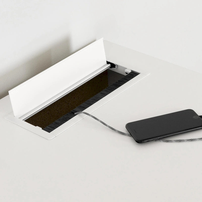 Bureau d'ordinateur avec multiprise et tiroirs