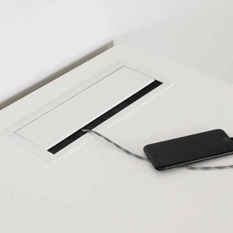 Bureau d'ordinateur avec multiprise et tiroirs