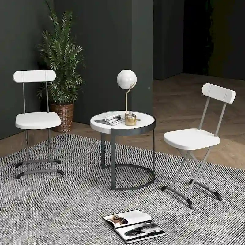 Chaise pliante avec pieds incurvés en métal, assise large et dossier ergonomique